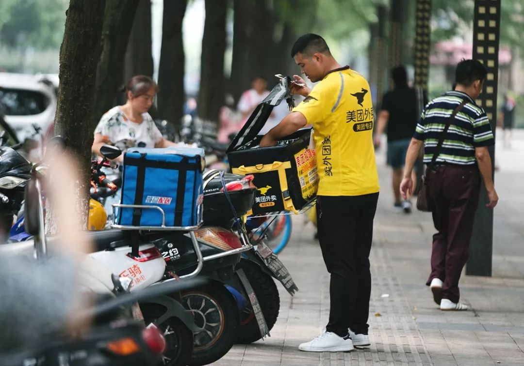 济发达地区的外卖送餐行业更加活跃, 外卖小哥关注的城市和对送餐员