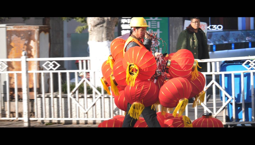 镜头下的昭通年味丨大红灯笼高高挂，大街小巷年味浓！