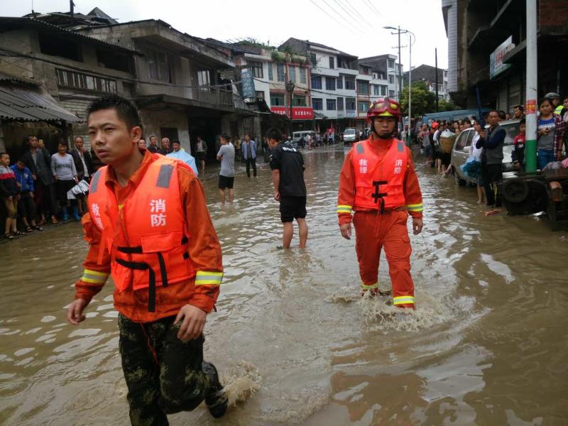 突发：昭通威信持续大雨 居民家中积水没过床板