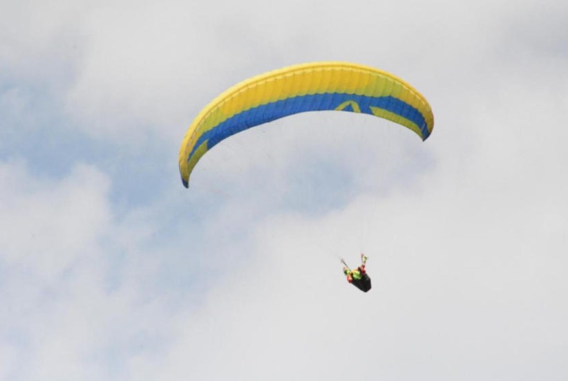 云南巧家：滑翔伞赛事活动带动康养旅居持续升温