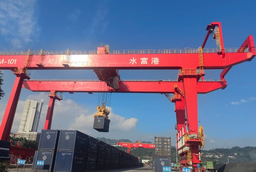 “万里长江第一港”水富港年货物吞吐量突破1000万吨