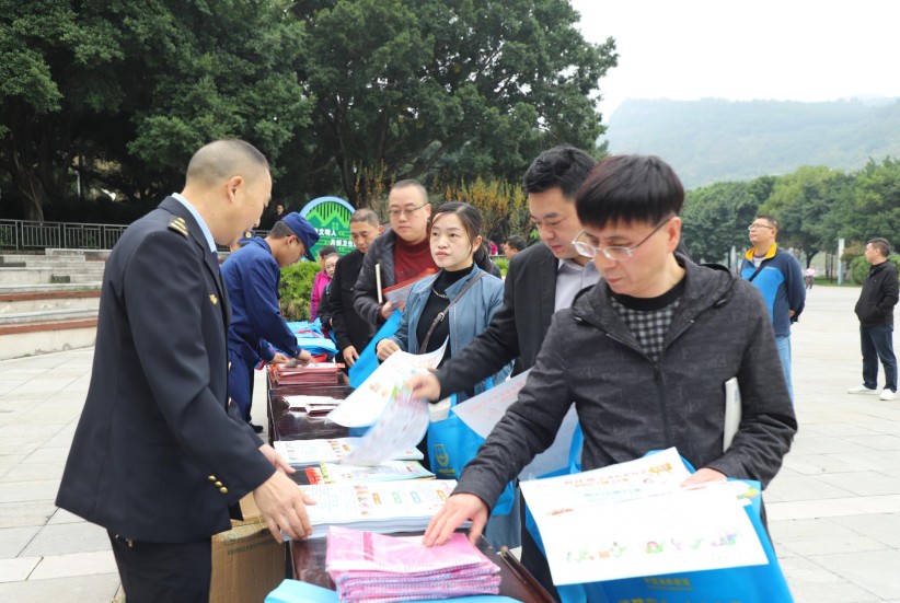 水富组织开展全国消防日主题宣传活动