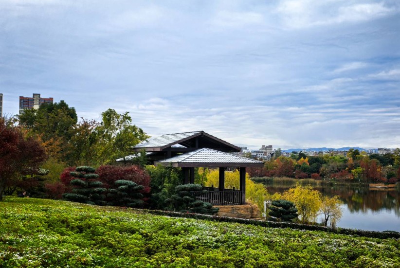 初雪赴约，省耕国学文化公园的秋与冬撞了个满怀