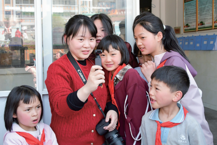 记者观察|“蹲点采访” 光与影