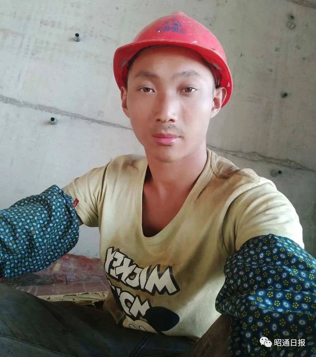 昭通90后抹灰小伙工地练书法走红网络